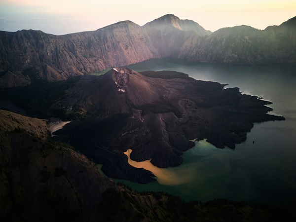 вулкан Риджани в Индонезии