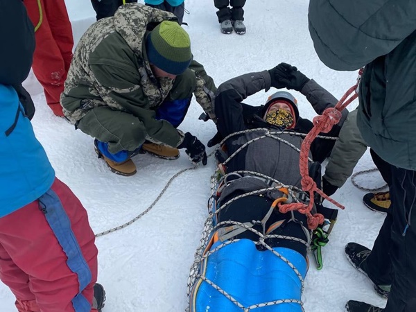 Транспортировка пострадавшего в горах