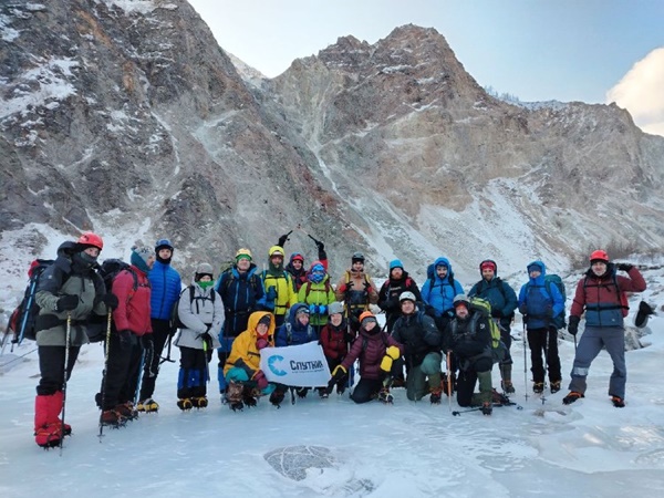 Группа на Мунку-Сардык