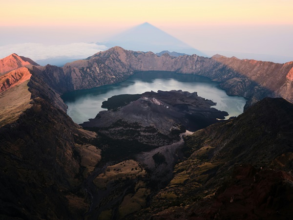 вулкан Риджани в Индонезии