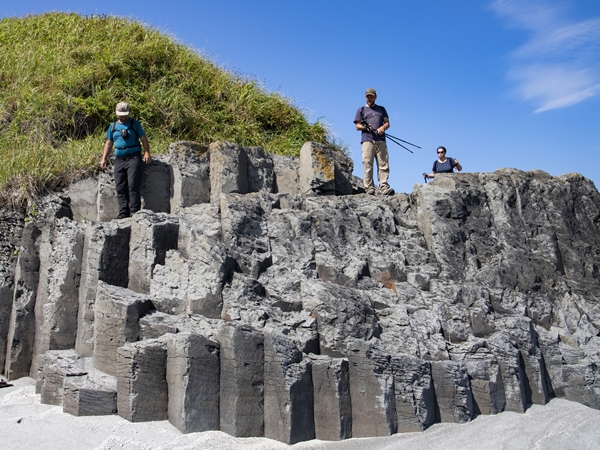 Чёрные скалы на острове Итуруп