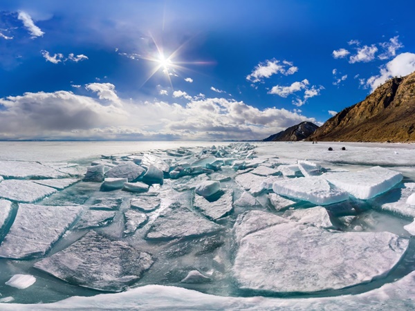 Зимний поход по льду Байкала