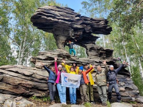 Участники однодневного похода на Скалу Дракона